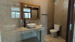 Family Room, Balcony, Garden View | Bathroom