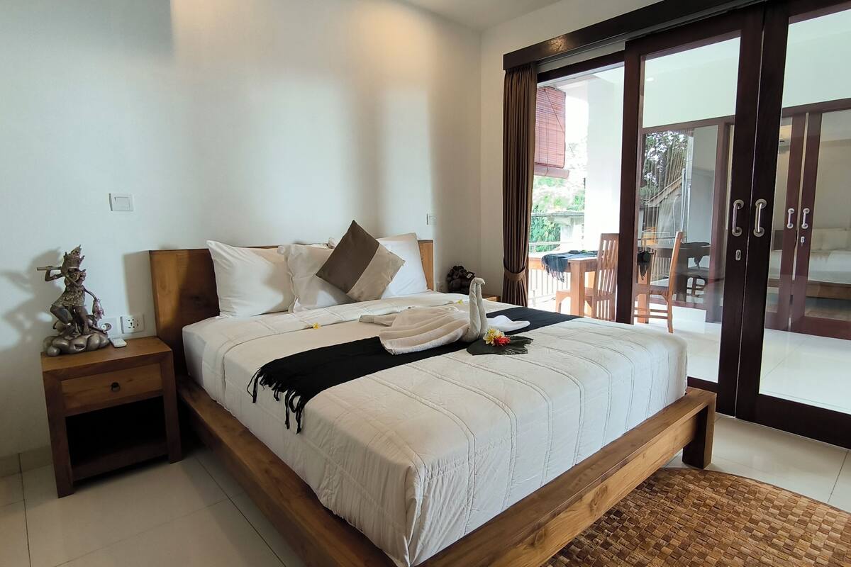 Family Room, Balcony, Garden View | Soundproofing, WiFi (free)