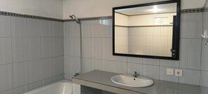 Familiekamer, uitzicht op tuin | Badkamer