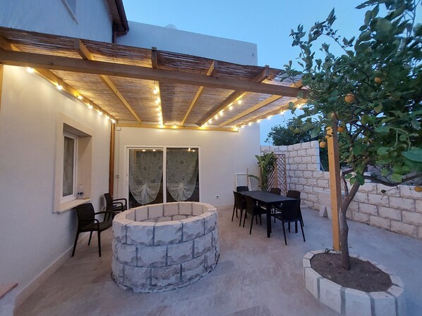 Comfort Condo, Courtyard View | Terrace/patio