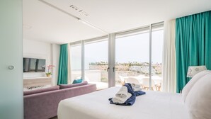 2 bedrooms, iron/ironing board, WiFi (free)