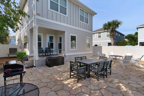 Outdoor dining - Walk or Bike to beach! 5 minute walk to 30Avenue/1 mile to 30A and Shops & Dining at Rosemary Beach (Inlet Beach)