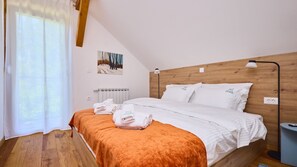 4 bedrooms, iron/ironing board, free WiFi, bed sheets