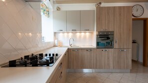 Réfrigérateur, un four, lave-vaisselle, cafetière-théière