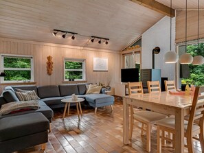 Una televisión, un reproductor de DVD