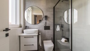 Douche, sèche-cheveux, serviettes fournies
