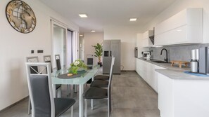 Een koelkast, een microgolfoven, een oven, een vaatwasser