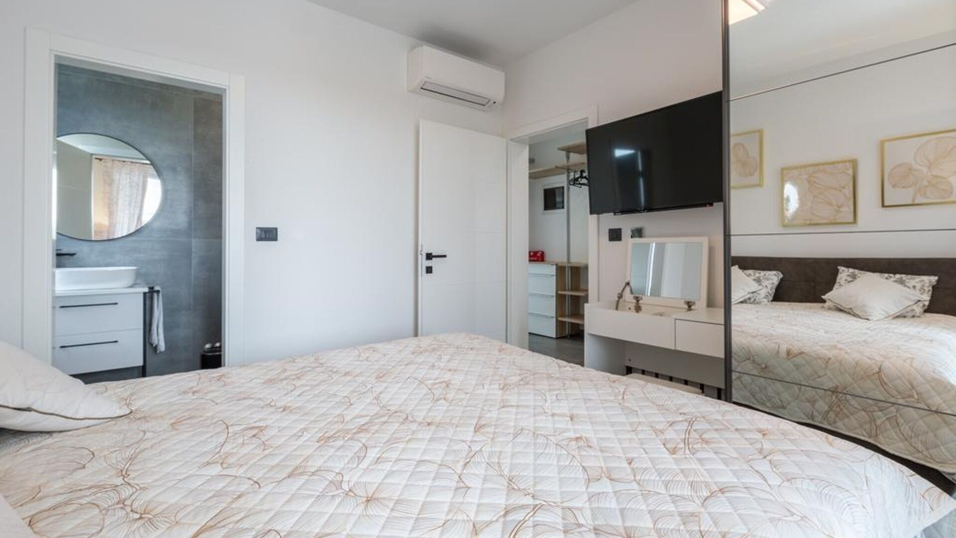 3 chambres, fer et planche à repasser, Wi-Fi gratuit, draps fournis
