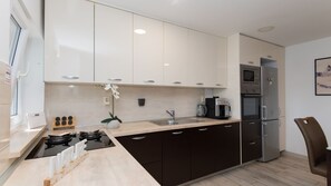 Kjøleskap, mikrobølgeovn, ovn og oppvaskmaskin