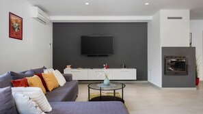 Télévision, cheminée