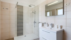 Dusche, Haartrockner, Handtücher