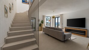 Televisión y chimenea 