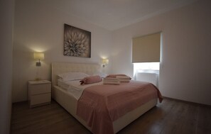5 bedrooms, iron/ironing board, free WiFi, bed sheets