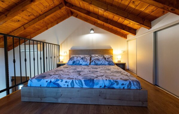 5 bedrooms, iron/ironing board, free WiFi, bed sheets