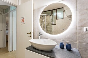 Shower, hair dryer, bidet, towels