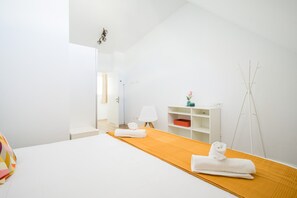 2 bedrooms, iron/ironing board, internet
