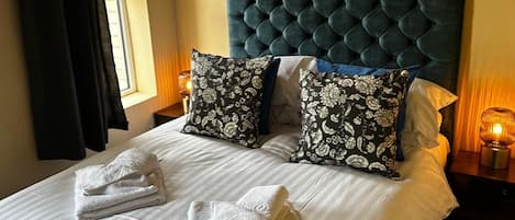 Habitación doble Deluxe | Ropa de cama de alta calidad y camas con efecto memoria