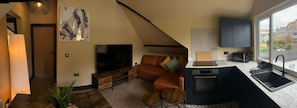 Appartement Deluxe, vue mer | Coin séjour | TV connectée de 45 pouces avec chaßnes numériques