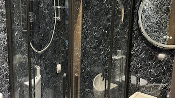 Deluxe Double Room | Bathroom