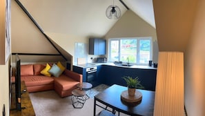 Appartement Deluxe, vue mer | Coin séjour | TV connectée de 45 pouces avec chaßnes numériques