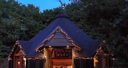 Hilly Hideaway — Unique Countryside Retreat with Hot Tub & firepit