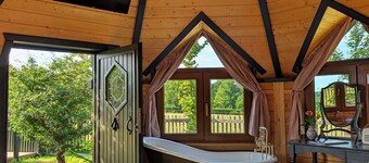 Hilly Hideaway — Unique Countryside Retreat with Hot Tub & firepit