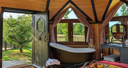 Hilly Hideaway — Unique Countryside Retreat with Hot Tub & firepit