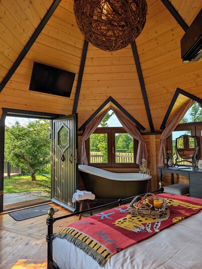 Hilly Hideaway — Unique Countryside Retreat with Hot Tub & firepit