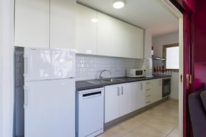 Køleskab, mikrobølgeovn, ovn, kogeplade