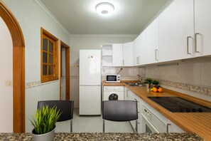 Een magnetron, een oven, een kookplaat, een koffiezetapparaat/waterkoker