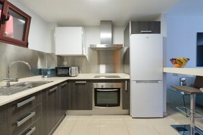 Microwave, oven, stovetop, coffee/tea maker