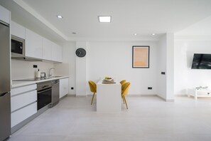 Fridge, microwave, stovetop, dishwasher