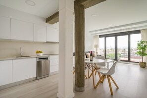 Frigorífic, microones, forn i placa de cuina 