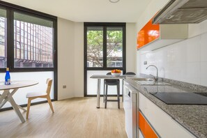 Réfrigérateur, micro-ondes, four, plaque de cuisson