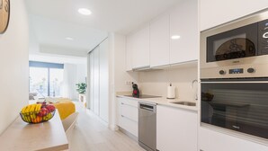 Wasserkocher mit Kaffee-/Teezubehör, Kühlschrank, Mikrowelle, Ofen