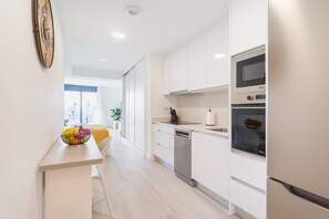 Køleskab, mikrobølgeovn, ovn, kogeplade
