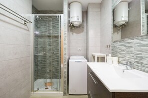 Shower, hair dryer - Apartment by Playa de Las Canteras Beach (Las Palmas de Gran Canaria)