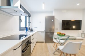 Kühlschrank, Ofen, Herdplatte, Wasserkocher mit Kaffee-/Teezubehör