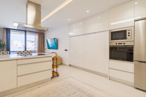 Kühlschrank, Mikrowelle, Ofen, Herdplatte