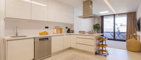 冷蔵庫、電子レンジ、オーブン、コンロ