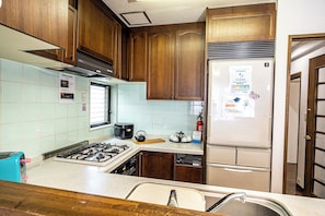 Suite superior, varias camas, balcón | Cocina privada | Refrigerador con congelador, microondas, tetera eléctrica y tostadora