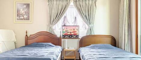 Deluxe Suite, 1 Bedroom, Non Smoking, Kitchen | In-room safe, individually decorated, individually furnished, desk