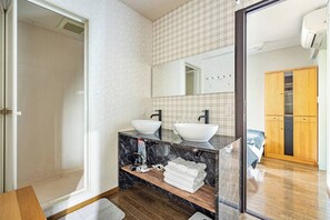 Comfort suite, 2 slaapkamers, niet-roken, keuken | Badkamer | Een douche, een regendouche, een haardroger, pantoffels