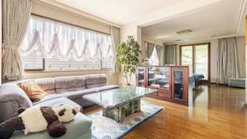 Deluxe-Suite, 1 Schlafzimmer, Nichtraucher, Küche | Wohnbereich | 47-Zoll-LCD-Fernseher mit Digitalempfang, Drucker
