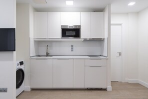 Jääkaappi, mikroaaltouuni, uuni, liesi