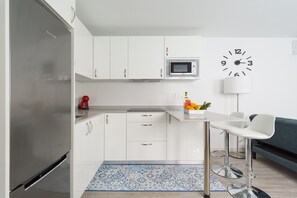 Geladeira, micro-ondas, fogão, cooktop