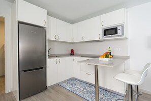 Frigorífico, microondas, horno y placa de cocina