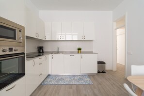 Fridge, microwave, oven, stovetop - House in Las Palmas near Playa de Las Canteras (Las Palmas de Gran Canaria)