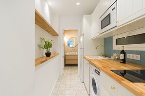 Réfrigérateur, micro-ondes, plaque de cuisson, lave-vaisselle