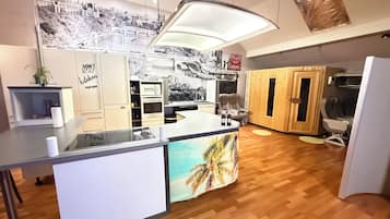 Réfrigérateur, micro-ondes, four, plaque de cuisson